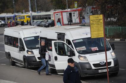 Москва. Маршрутное такси на остановке общественного транспорта у станции метро `Выхино`.