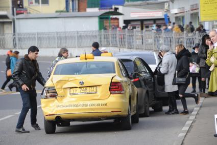 Москва. Такси у станции метро `Выхино`.
