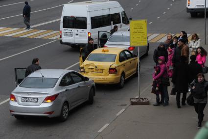 Москва. Пассажиры ждут маршрутное такси на остановке общественного транспорта у станции метро `Выхино`.