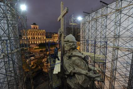 Москва. Установка памятника князю Владимиру на Боровицкой площади.