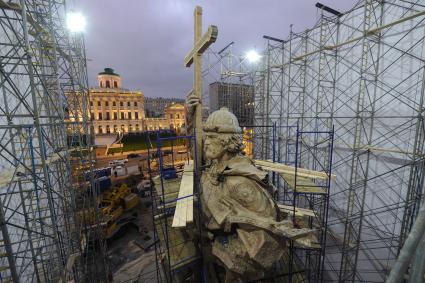 Москва. Установка памятника князю Владимиру на Боровицкой площади.