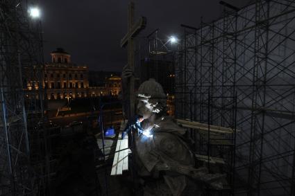 Москва. Установка памятника князю Владимиру на Боровицкой площади.