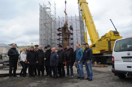 Москва. Автор памятника князю Владимиру скульптор Салават Щербаков (в центре) во время установки монумента на Боровицкой площади.