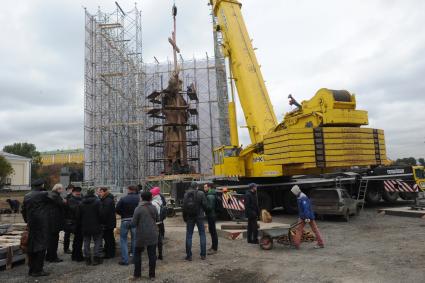 Москва. Установка креста на памятник князю Владимиру на Боровицкой площади.