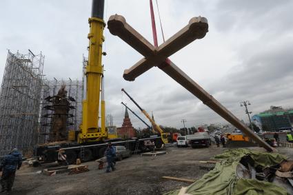 Москва. Установка креста на памятник князю Владимиру на Боровицкой площади.