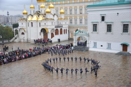 Москва. Последняя в 2016 году церемония развода конных и пеших караулов Президентского полка прошла на Соборной площади Московского Кремля.