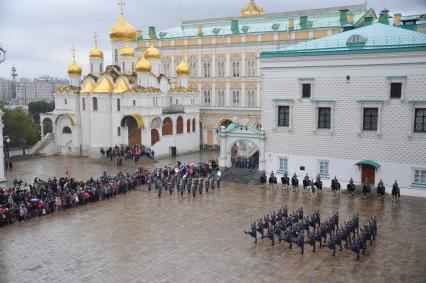 Москва. Последняя в 2016 году церемония развода конных и пеших караулов Президентского полка прошла на Соборной площади Московского Кремля.