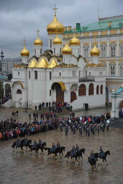 Москва. Последняя в 2016 году церемония развода конных и пеших караулов Президентского полка прошла на Соборной площади Московского Кремля.