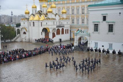 Москва. Последняя в 2016 году церемония развода конных и пеших караулов Президентского полка прошла на Соборной площади Московского Кремля.