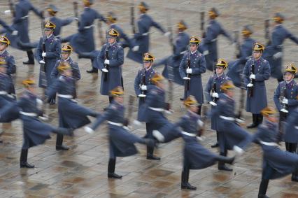 Москва. Последняя в 2016 году церемония развода конных и пеших караулов Президентского полка прошла на Соборной площади Московского Кремля.