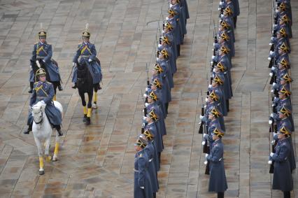 Москва. Последняя в 2016 году церемония развода конных и пеших караулов Президентского полка прошла на Соборной площади Московского Кремля. В церемонии приняла участие женщина-военнослужащая (вторая слева в верхнем ряду) - лейтенант Ирина Мамаева, которая служит в Президентском полку кавалеристом-инструктором.