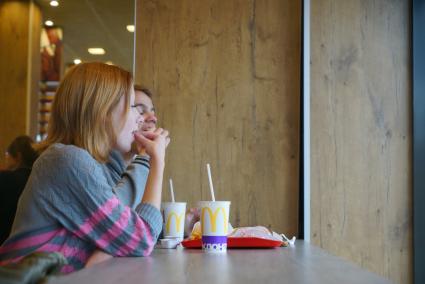 Екатеринбург. Посетители ресторана быстрого питания  \'McDonald’s\'.