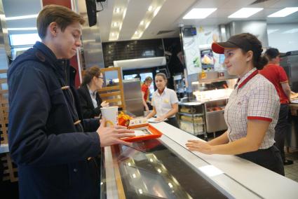 Екатеринбург. Посетители ресторана быстрого питания  \'McDonald’s\'.