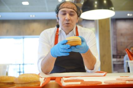 Екатеринбург. Ресторан быстрого питания \'McDonald’s\'. Мастер-класс по приготовлению Биг Мака