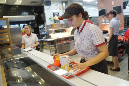 Екатеринбург. Продавец ресторана быстрого питания  \'McDonald’s\' формирует заказ