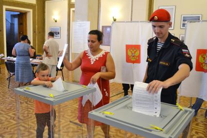Крым. Севастополь. Жители города в единый день голосования на избирательном участке.