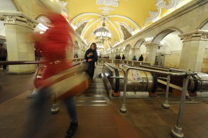Москва. Пассажиры на станции метро `Комсомольская`.