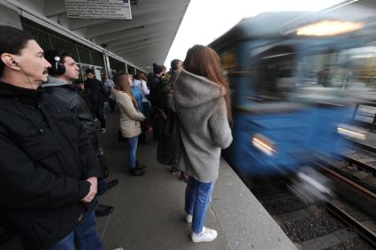 Москва.  Пассажиры на станции метро `Выхино`.