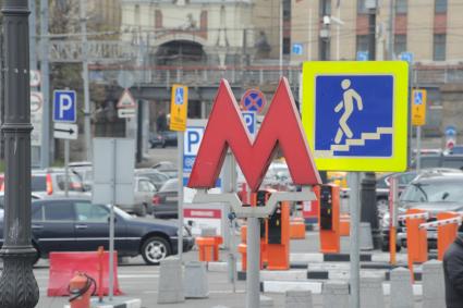 Москва. Эмблема метрополитена `М` у входа в метро.