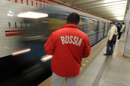 Москва.  Пассажиры на станции метро `Рязанский проспект`.