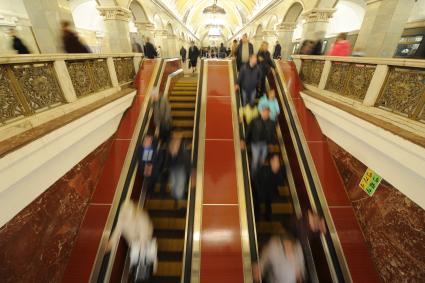 Москва. Пассажиры на станции метро `Комсомольская`.