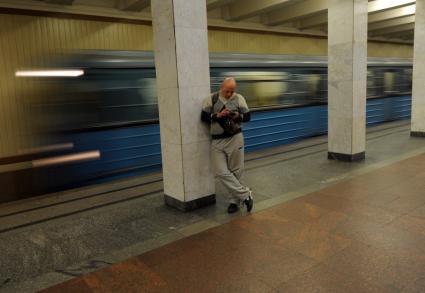 Москва. Пассажир на одной из станций метро.