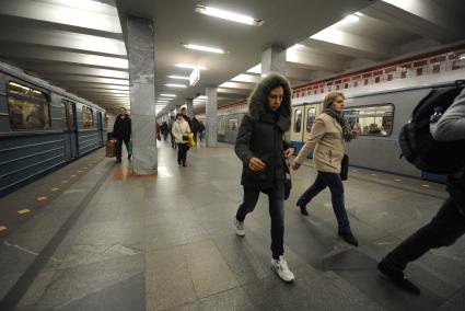 Москва.  Пассажиры на станции метро `Рязанский проспект`.