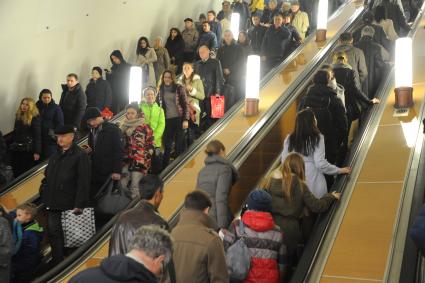 Москва.  Пассажиры на эскалаторе на одной из станций метро.