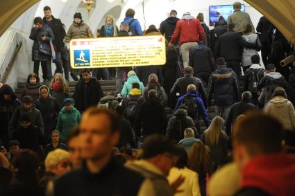 Москва.  Пассажиры на одной из станций метро.