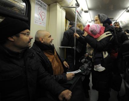 Москва.  Пассажиры в вагоне поезда метро.