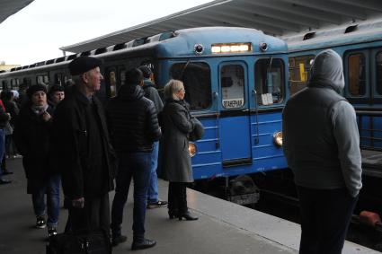 Москва.  Пассажиры на станции метро `Выхино`.