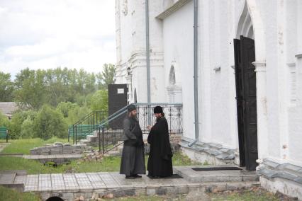 Переславль-Залесский. Священники в Свято-Троицком мужском монастыре, где убили игумена Даниила (Соколова).