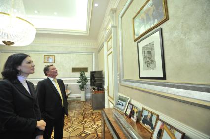 Москва. Корреспондент `Комсомольской правды` Елена Кривякина и экс-глава кремлевской администрации, ныне специальный представитель президента РФ по вопросам природоохранной деятельности, экологии и транспорта Сергей Иванов во время интервью.