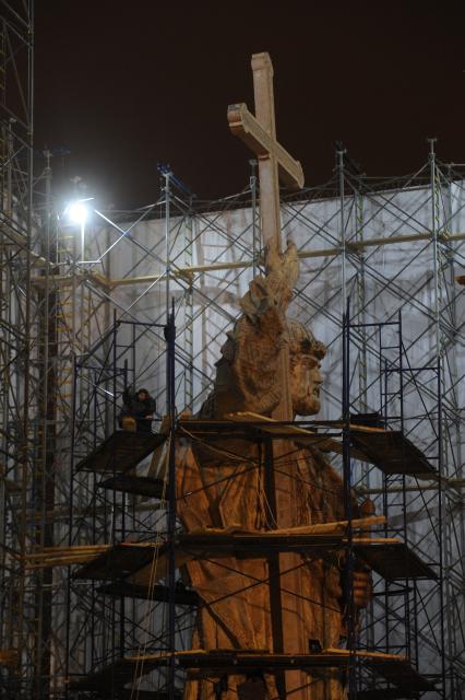 Москва. Установка памятника князю Владимиру на Боровицкой площади.