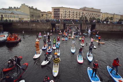 Санкт-Петербург.  Участники первого городского фестиваля SUP-серфинга на канале Грибоедова.