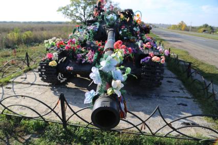 Украина, Луганская область. Танк-памятник с надписью `За наше и ваше будущее` возле села Хрящеватое.