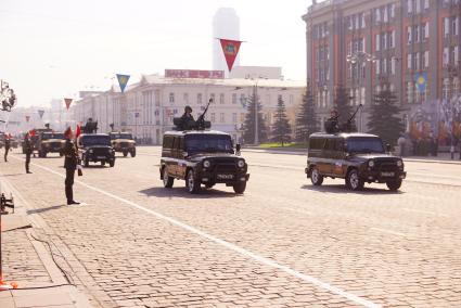 Екатеринбург. Автомобили УАЗ `Гусар` (ТС-3163) на параде, посвященном 67-й годовщине Победы в Великой Отечественной войне.