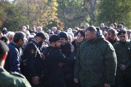 Украина, Донецк. Вдова Елена и заместитель Моторолы Ваха (в центре) на похоронах командира батальона `Спарта` Арсена Павлова (Моторолы).