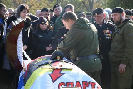 Украина, Донецк. Глава ДНР Александр Захарченко (в центре) на похоронах командира батальона `Спарта` Арсена Павлова (Моторолы).