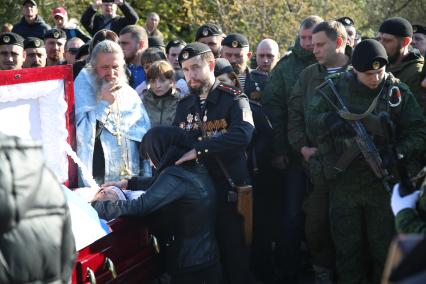 Украина, Донецк. Вдова Елена, заместитель Моторолы Ваха (в центре) и глава ДНР Александр Захарченко (третий справа) на похоронах командира батальона `Спарта` Арсена Павлова (Моторолы).