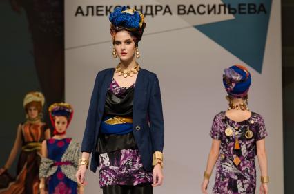 Самара. Модели демонстрируют дизайнерскую одежду на XVI фестивале моды и театрального костюма `Поволжские сезоны Александра Васильева`.