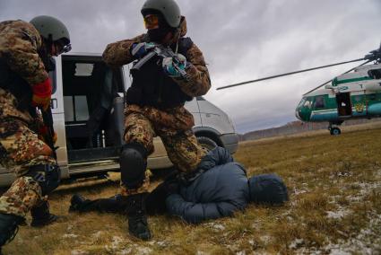 Свердловская область. Бойцы таможенного СОБРа с участием авиации во время тренировки по задержанию контрабандистов