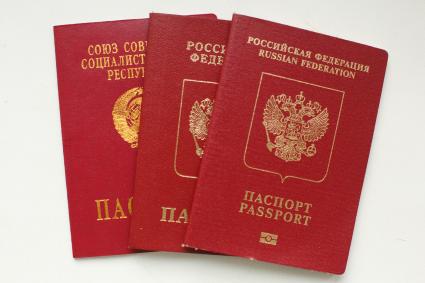 Санкт-Петербург. Паспорт гражданина СССР , паспорт и заграничный паспорт  гражданина РФ (слева направо).