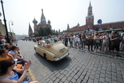 Москва.  Автомобиль `Победа` ГАЗ М-20Б во время автопробега классических автомобилей `ГУМ-Авторалли` на Красной площади.