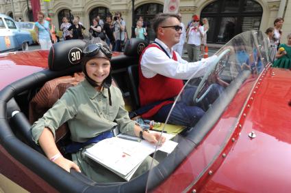 Москва. Участники во время автопробега классических автомобилей `ГУМ-Авторалли` на Красной площади.