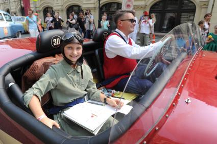 Москва. Участники  во время автопробега классических автомобилей `ГУМ-Авторалли`   на Красной площади.