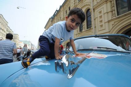 Москва.  Перед стартом ралли классических автомобилей `ГУМ-Авторалли` у ГУМа.