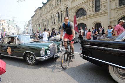 Москва.  Перед стартом ралли классических автомобилей `ГУМ-Авторалли` у ГУМа.