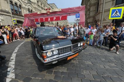 Москва.  Автомобиль `Чайка` ГАЗ 14  во время автопробега классических автомобилей `ГУМ-Авторалли`  у ГУМа.