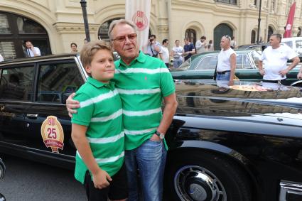 Москва. Актер Сергей Шакуров с сыном Маратом перед стартом автопробега классических автомобилей `ГУМ-Авторалли` у ГУМа.